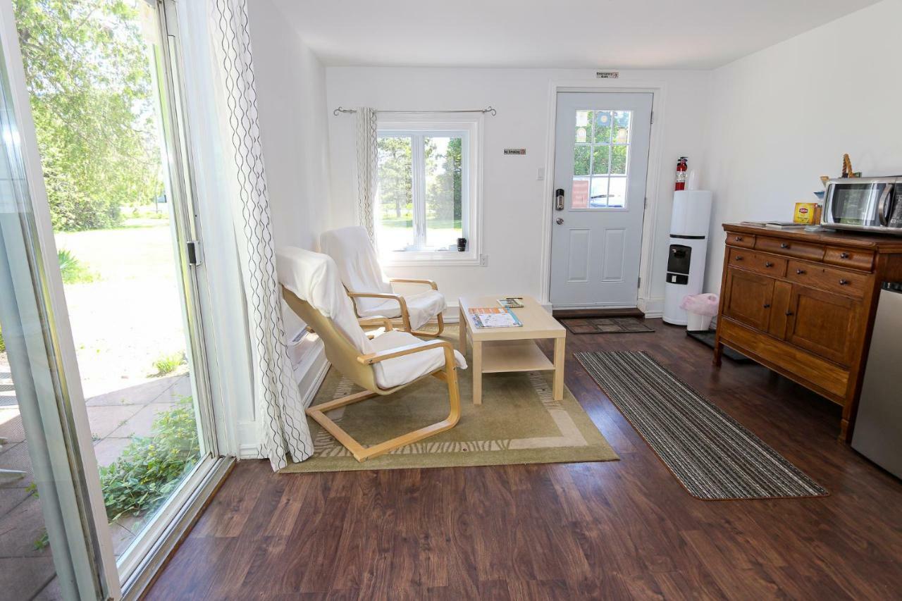 Cedar Drive Inn Crysler Extérieur photo